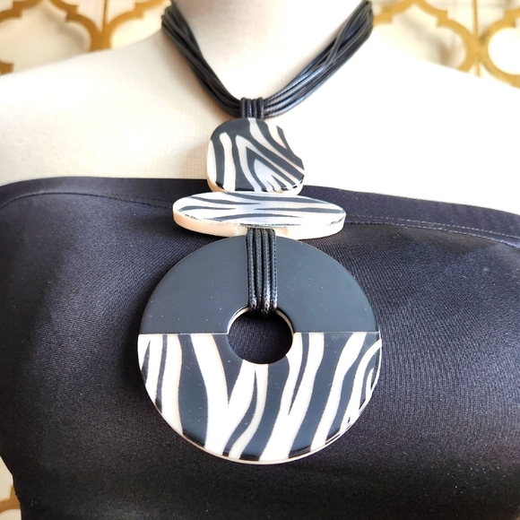Reversible Black and White Statement Necklace - Picture 8 of 16
